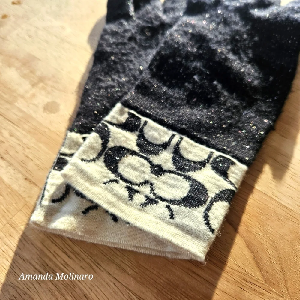 COACH Signature Logo Knit Gloves | OS - Picture 2 of 8